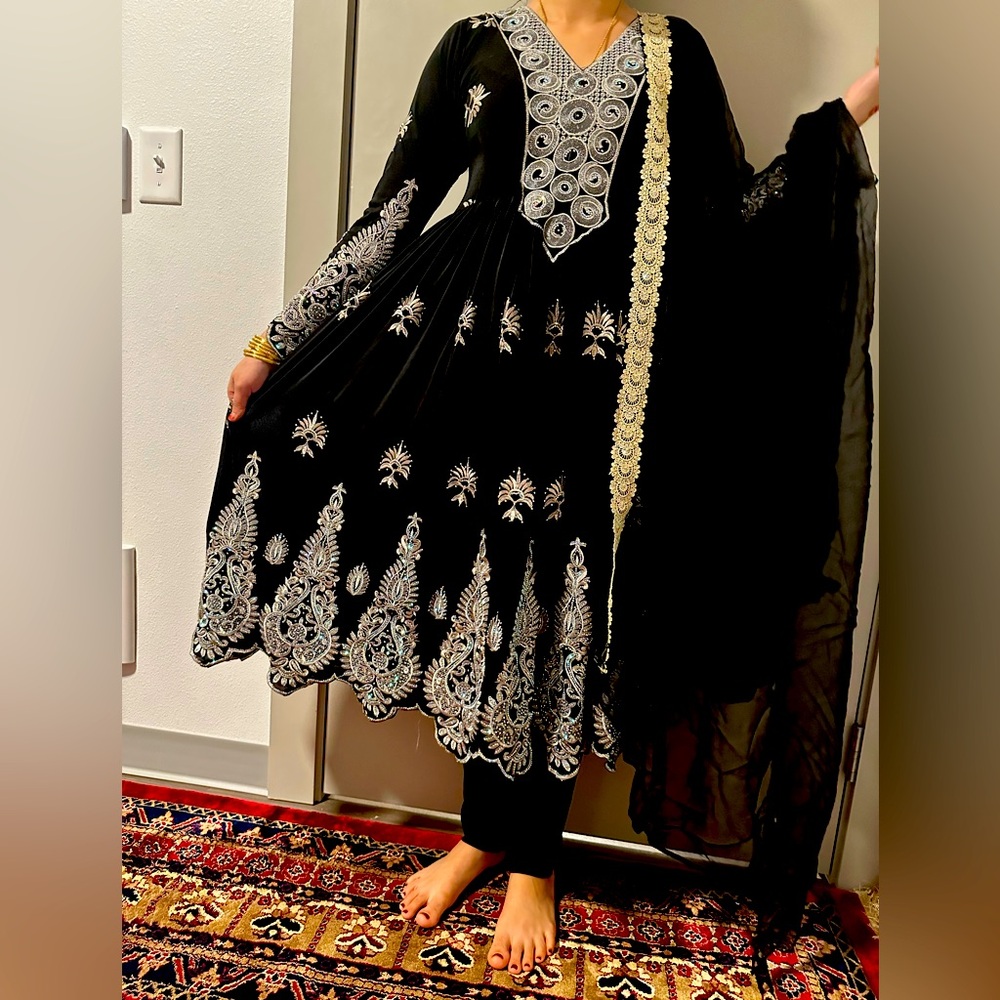 Large size dress with black and white color fit for any occasion